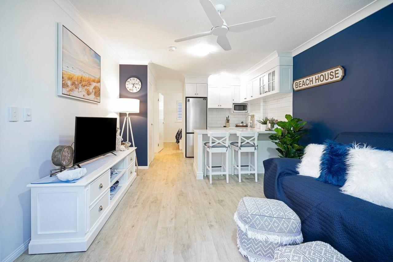 Apartment Hola Kirra - Ocean Blue Beachfront Oasis With Balcony