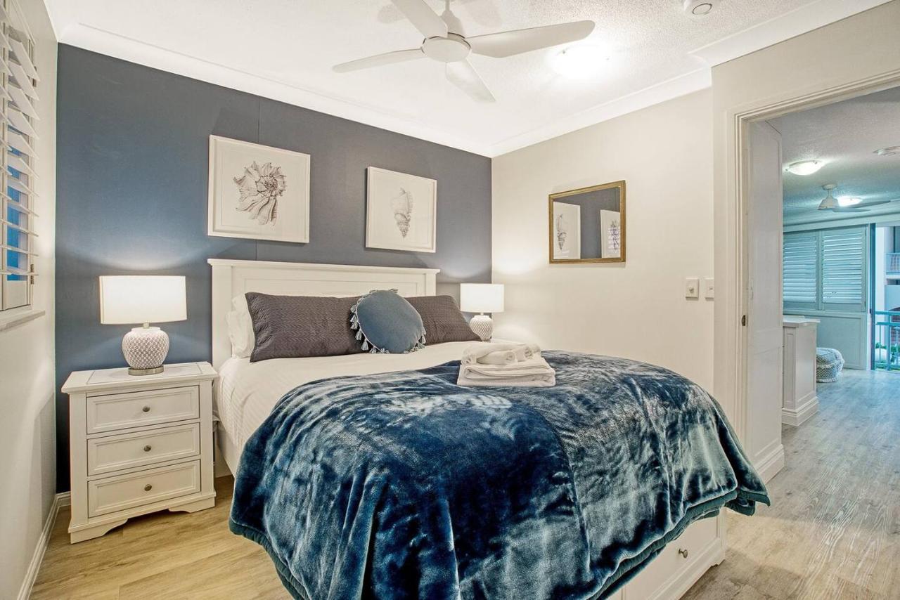 Hola Kirra - Ocean Blue Beachfront Oasis With Balcony Apartment