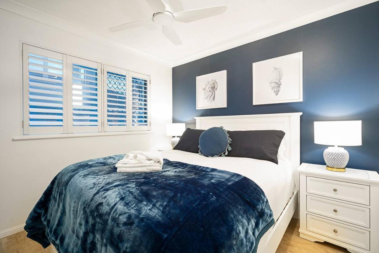 Apartment Hola Kirra - Ocean Blue Beachfront Oasis With Balcony