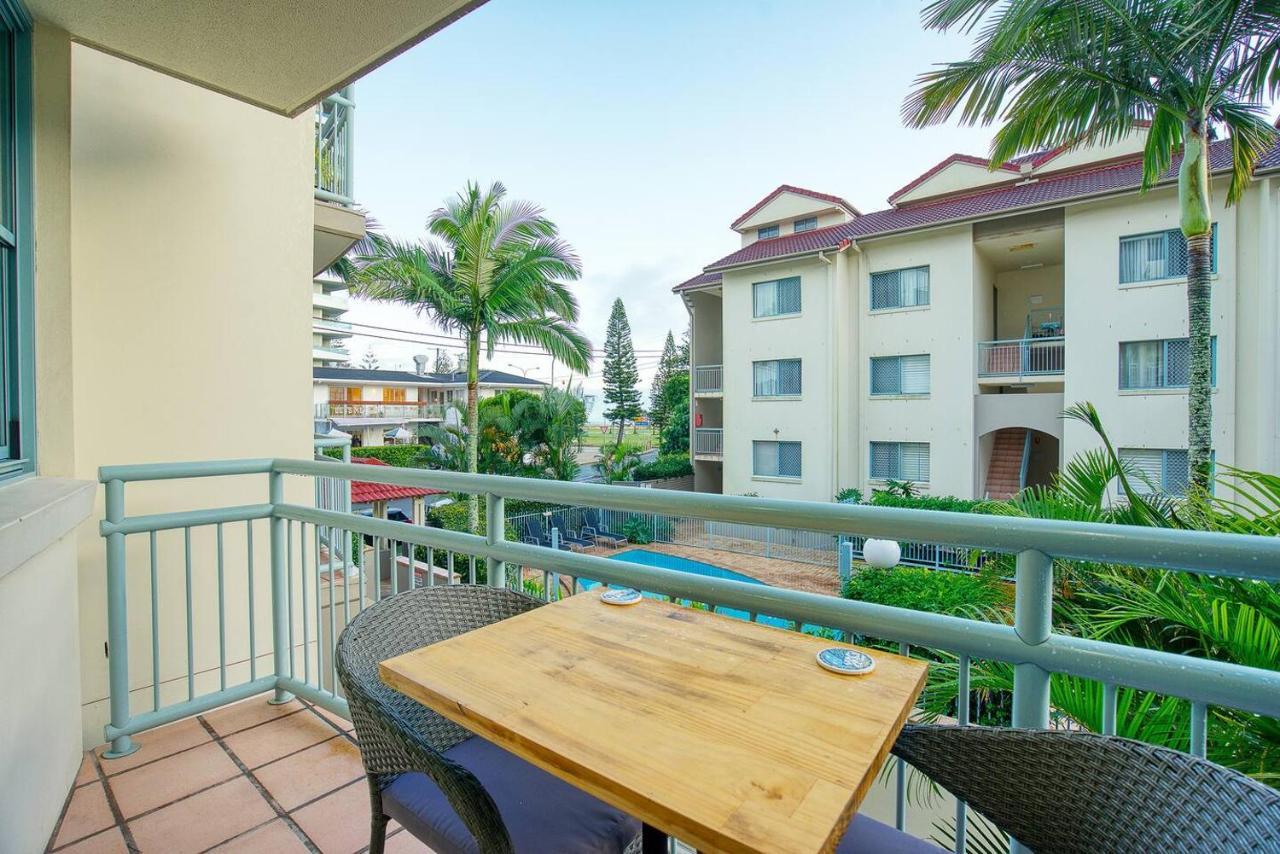 Hola Kirra - Ocean Blue Beachfront Oasis With Balcony Apartment