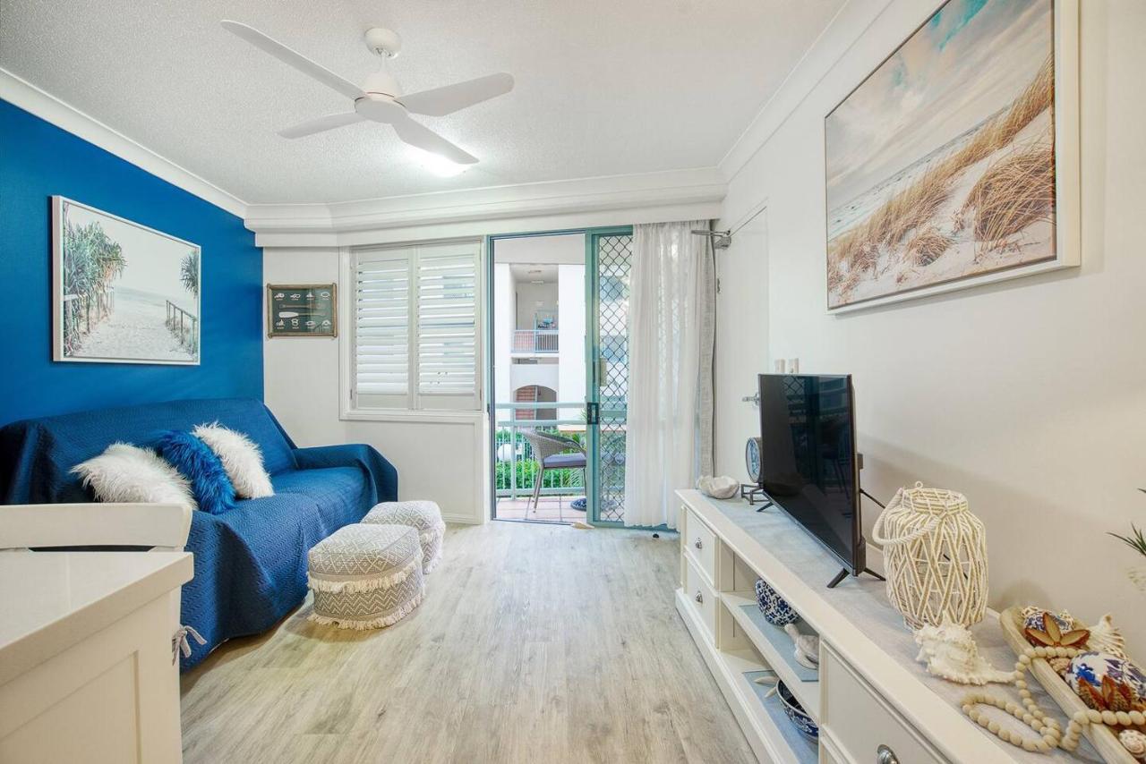 Hola Kirra - Ocean Blue Beachfront Oasis With Balcony Apartment *