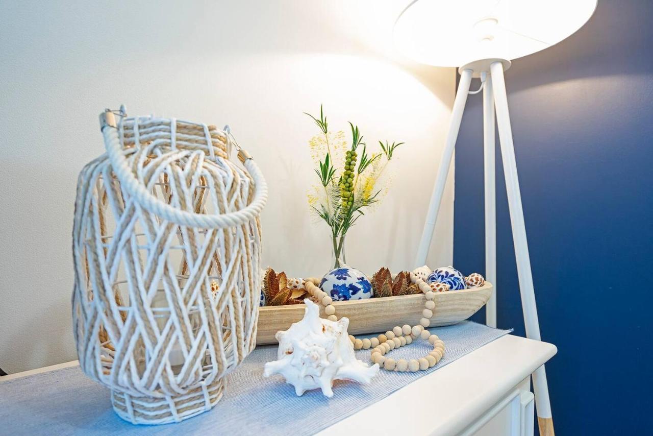 Hola Kirra - Ocean Blue Beachfront Oasis With Balcony Apartment